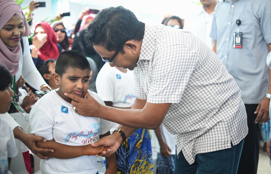 ހުޅުމާލެ: ޑިސެމްބަރު 21، 2017- ފަސްޓް ލޭޑީ ފާތިމަތު އިބްރާހީމް ހިންގަވާ ސަދަގާތު ފައުންޑޭޝަނުން ކުރިއަށް ގެންދާ ހިތާނީ ފެސްޓިވަލަށް ރައީސް ޔާމީން ވަޑައިގެން ކުދިންނާ ސަލާމް ކުރައްވަނީ.---ފޮޓޯ: ހުސެއިން ވަހީދު/މިހާރު