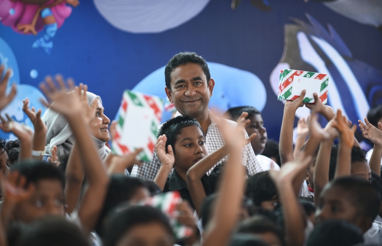 ހިތާނުކުރި ކުދިންނަށް ރައީސްގެ ހަދިޔާ، ޓެބްލެޓެއް