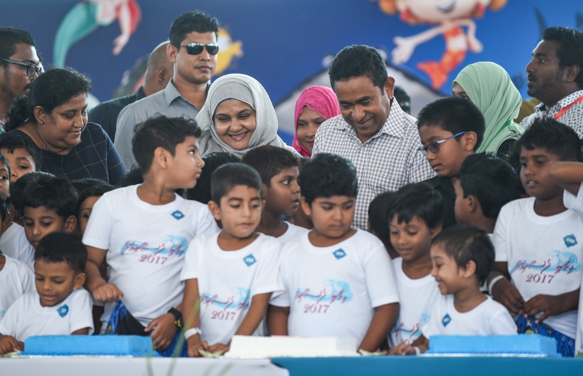 ހުޅުމާލެ: ޑިސެމްބަރު 21، 2017- ފަސްޓް ލޭޑީ ފާތިމަތު އިބްރާހީމް ހިންގަވާ ސަދަގާތު ފައުންޑޭޝަނުން ކުރިއަށް ގެންދާ ހިތާނީ ފެސްޓިވަލަށް ރައީސް ޔާމީނާއި ފަސްޓް ލޭޑީ ވަޑައިގެން ކުދިންނާއެކު ކޭކު ފެޅުމުގައި ބައިވެރިވެވަޑައިގަންނަވަނީ.---ފޮޓޯ: ހުސެއިން ވަހީދު/މިހާރު