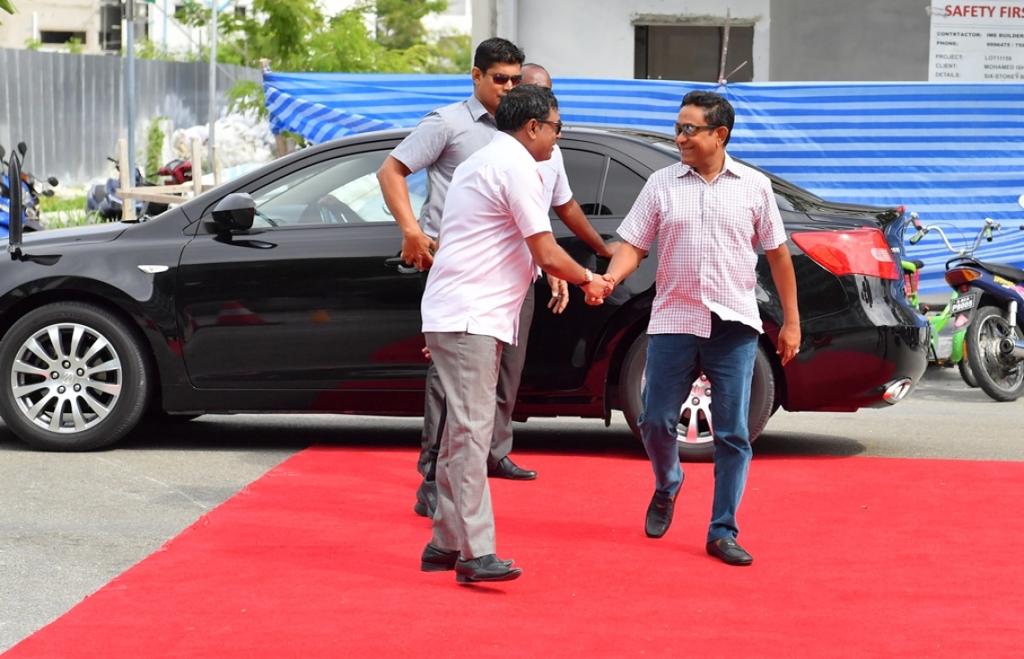 ހުޅުމާލެ: ޑިސެމްބަރު 21، 2017- ފަސްޓް ލޭޑީ ފާތިމަތު އިބްރާހީމް ހިންގަވާ ސަދަގާތު ފައުންޑޭޝަނުން ކުރިއަށް ގެންދާ ހިތާނީ ފެސްޓިވަލަށް ރައީސް ޔާމީން ވަޑައިގަތުމުން، ހައުސިން ޑިވެލޮޕްމެންޓް ކޯޕަރޭޝަން (އެޗްޑީސީ) ގެ ޑެޕިއުޓީ މެނޭޖިން ޑިރެކްޓަރު ބުންޔާމީން މަރުހަބާ ދަންނަވަނީ.---ފޮޓޯ: ރައީސް އޮފީސް