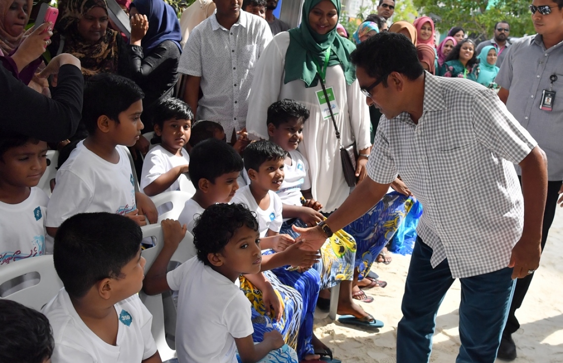 ހުޅުމާލެ: ޑިސެމްބަރު 21، 2017- ފަސްޓް ލޭޑީ ފާތިމަތު އިބްރާހީމް ހިންގަވާ ސަދަގާތު ފައުންޑޭޝަނުން ކުރިއަށް ގެންދާ ހިތާނީ ފެސްޓިވަލަށް ރައީސް ޔާމީން ވަޑައިގެން ކުދިންނާ ސަލާމް ކުރައްވަނީ.---ފޮޓޯ: ރައީސް އޮފީސް