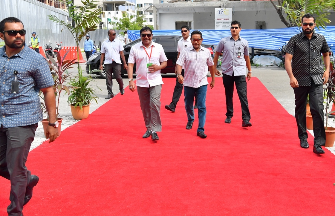 ހުޅުމާލެ: ޑިސެމްބަރު 21، 2017- ފަސްޓް ލޭޑީ ފާތިމަތު އިބްރާހީމް ހިންގަވާ ސަދަގާތު ފައުންޑޭޝަނުން ކުރިއަށް ގެންދާ ހިތާނީ ފެސްޓިވަލަށް ރައީސް ޔާމީން ވަޑައިގަތުމުން، ހައުސިން ޑިވެލޮޕްމެންޓް ކޯޕަރޭޝަން (އެޗްޑީސީ) ގެ ޑެޕިއުޓީ މެނޭޖިން ޑިރެކްޓަރު ބުންޔާމީން މަރުހަބާ ދަންނަވަނީ.---ފޮޓޯ: ރައީސް އޮފީސް