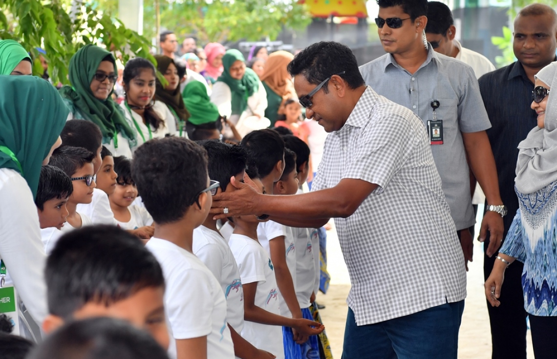 ހުޅުމާލެ: ޑިސެމްބަރު 21، 2017- ފަސްޓް ލޭޑީ ފާތިމަތު އިބްރާހީމް ހިންގަވާ ސަދަގާތު ފައުންޑޭޝަނުން ކުރިއަށް ގެންދާ ހިތާނީ ފެސްޓިވަލަށް ރައީސް ޔާމީން ވަޑައިގެން ކުދިންނާ ސަލާމް ކުރައްވަނީ.---ފޮޓޯ: ރައީސް އޮފީސް