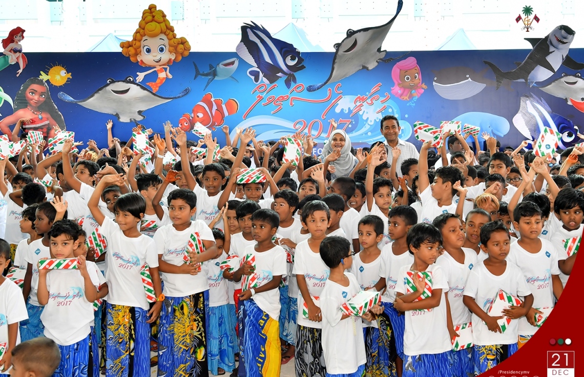 ހުޅުމާލެ: ޑިސެމްބަރު 21، 2017-  ފަސްޓް ލޭޑީ ފާތިމަތު އިބްރާހީމް ހިންގަވާ ސަދަގާތު ފައުންޑޭޝަނުން ކުރިއަށް ގެންދާ ހިތާނީ ފެސްޓިވަލަށް ރައީސް ޔާމީނާއި ފަސްޓް ލޭޑީ ވަޑައިގެން ކުދިންނާއެކު ފޮޓޯފުޅެއް ނަންގަވަނީ.---ފޮޓޯ: ރައީސް އޮފީސް