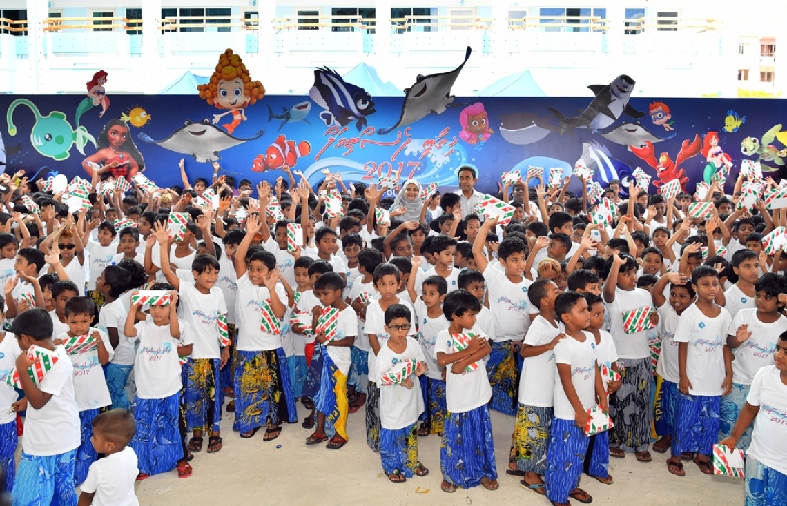 ހުޅުމާލެ: ޑިސެމްބަރު 21، 2017- ފަސްޓް ލޭޑީ ފާތިމަތު އިބްރާހީމް ހިންގަވާ ސަދަގާތު ފައުންޑޭޝަނުން ކުރިއަށް ގެންދާ ހިތާނީ ފެސްޓިވަލަށް ރައީސް ޔާމީނާއި ފަސްޓް ލޭޑީ ވަޑައިގެން ކުދިންނާއެކު ފޮޓޯފުޅެއް ނަންގަވަނީ.---ފޮޓޯ: ރައީސް އޮފީސް