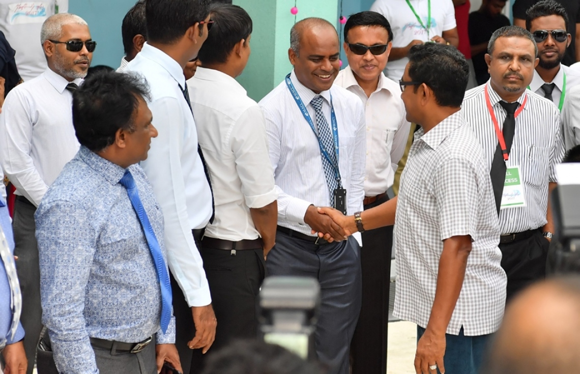 ހުޅުމާލެ: ޑިސެމްބަރު 21، 2017-  ފަސްޓް ލޭޑީ ފާތިމަތު އިބްރާހީމް ހިންގަވާ ސަދަގާތު ފައުންޑޭޝަނުން ކުރިއަށް ގެންދާ ހިތާނީ ފެސްޓިވަލަށް ރައީސް ޔާމީން ވަޑައިގެން ސަރުކާރު އަދި ސަރުކާރުގެ ކުންފުނިތަކުގެ އިސްބޭފުޅުންނާ ސަލާމް ކުރައްވަނީ.---ފޮޓޯ: ރައީސް އޮފީސް