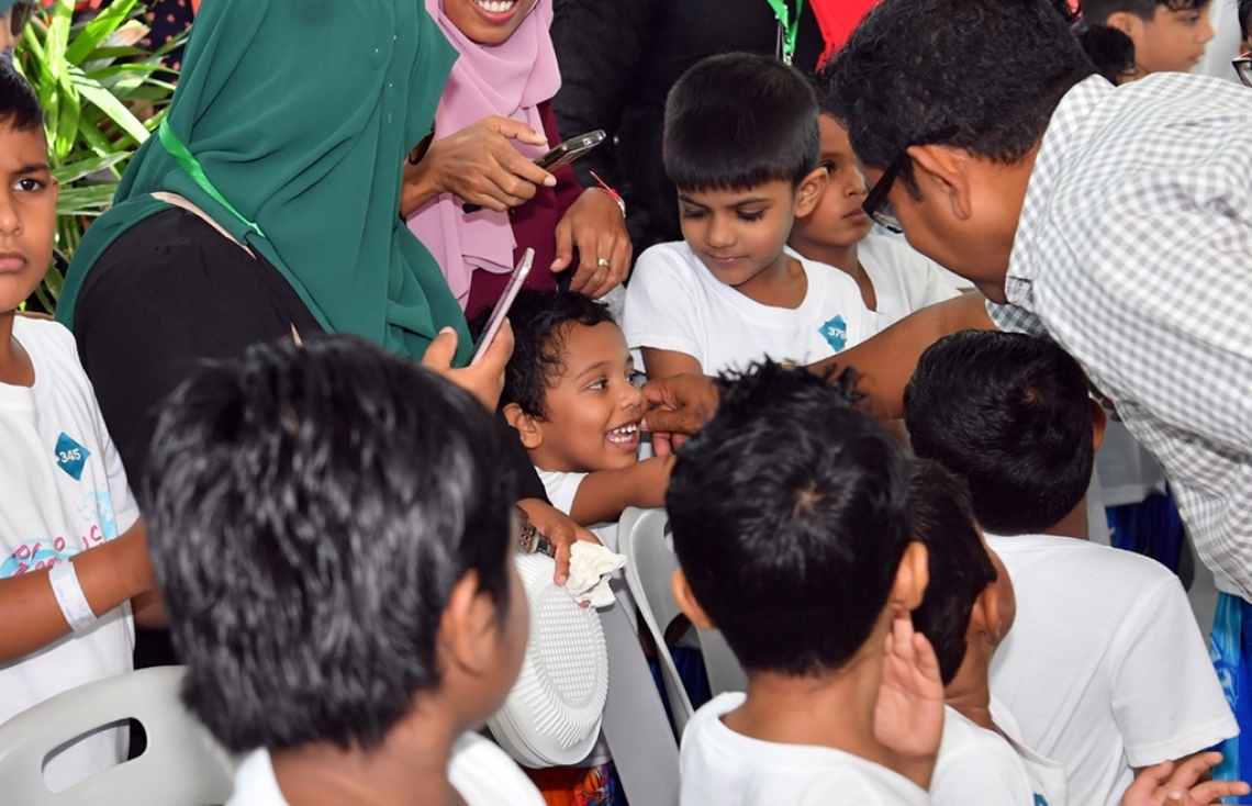 ހުޅުމާލެ: ޑިސެމްބަރު 21، 2017-  ފަސްޓް ލޭޑީ ފާތިމަތު އިބްރާހީމް ހިންގަވާ ސަދަގާތު ފައުންޑޭޝަނުން ކުރިއަށް ގެންދާ ހިތާނީ ފެސްޓިވަލަށް ރައީސް ޔާމީން ވަޑައިގެން ކުދިންނާ ސަލާމް ކުރައްވަނީ.---ފޮޓޯ: ރައީސް އޮފީސް