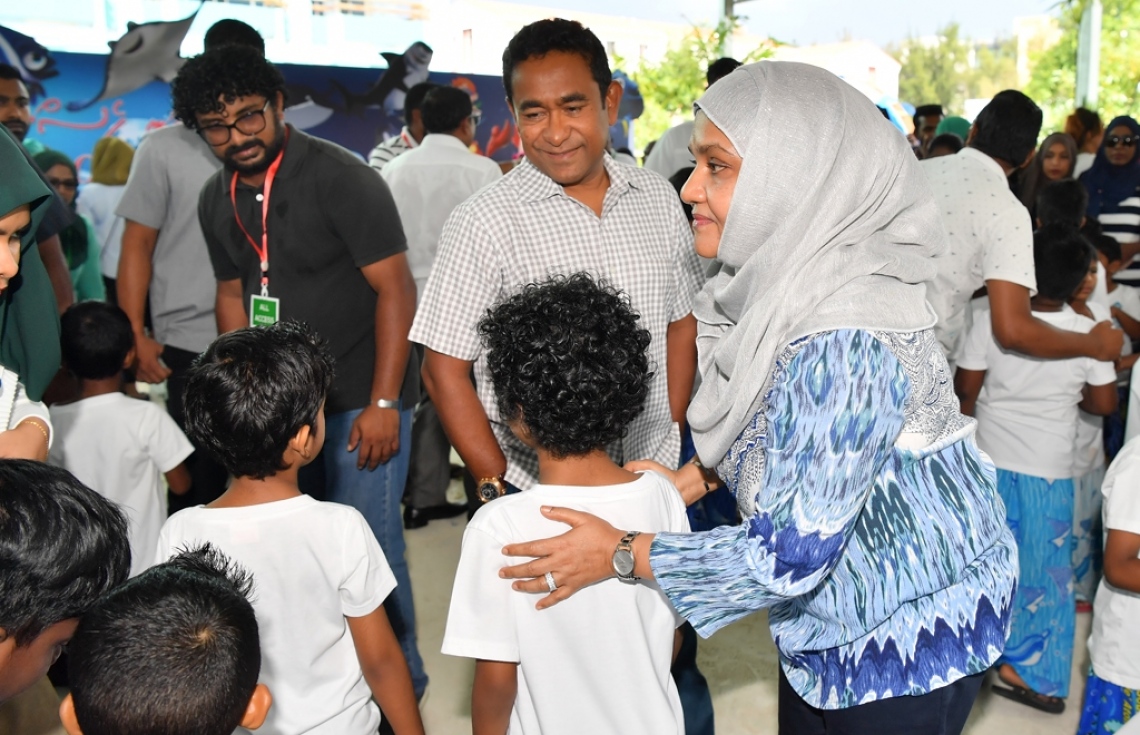 ހުޅުމާލެ: ޑިސެމްބަރު 21، 2017-  ފަސްޓް ލޭޑީ ފާތިމަތު އިބްރާހީމް ހިންގަވާ ސަދަގާތު ފައުންޑޭޝަނުން ކުރިއަށް ގެންދާ ހިތާނީ ފެސްޓިވަލަށް ރައީސް ޔާމީނާއި ފަސްޓް ލޭޑީ ވަޑައިގެން ކުދިންނާއެކު ވަގުތުކޮޅެއް ހޭދަކުރައްވަނީ.---ފޮޓޯ: ރައީސް އޮފީސް