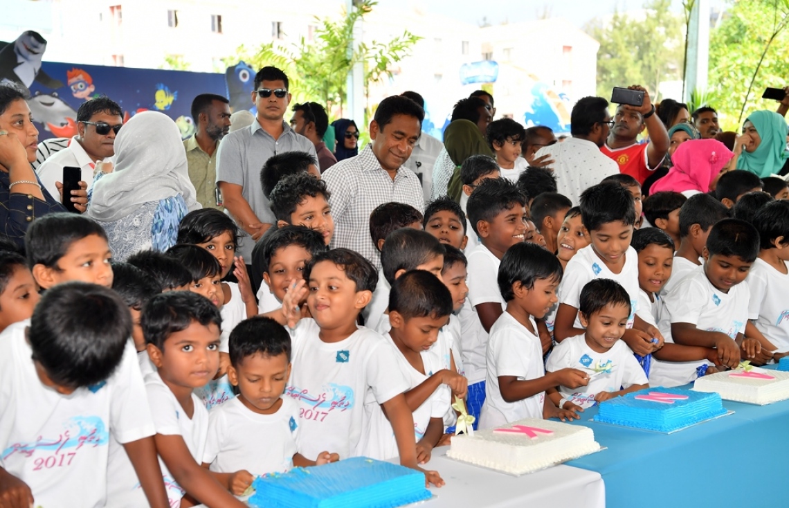 ހުޅުމާލެ: ޑިސެމްބަރު 21، 2017- ފަސްޓް ލޭޑީ ފާތިމަތު އިބްރާހީމް ހިންގަވާ ސަދަގާތު ފައުންޑޭޝަނުން ކުރިއަށް ގެންދާ ހިތާނީ ފެސްޓިވަލަށް ރައީސް ޔާމީނާއި ފަސްޓް ލޭޑީ ވަޑައިގެން ކުދިންނާއެކު ކޭކު ފެޅުމުގައި ބައިވެރިވެވަޑައިގަންނަވަނީ.---ފޮޓޯ: ރައީސް އޮފީސް