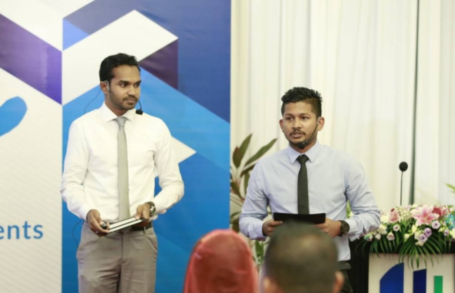 ހިއްސާ ހަރަކާތާ ގުޅޭގޮތުން މެޕްސް ކޮލެޖުގެ ދެ ދަރިވަރުން މައުލޫމާތު ދެއްވަނީ.-- ފޮޓޯ: ހުސެއިން ވަހީދު/ މިހާރު