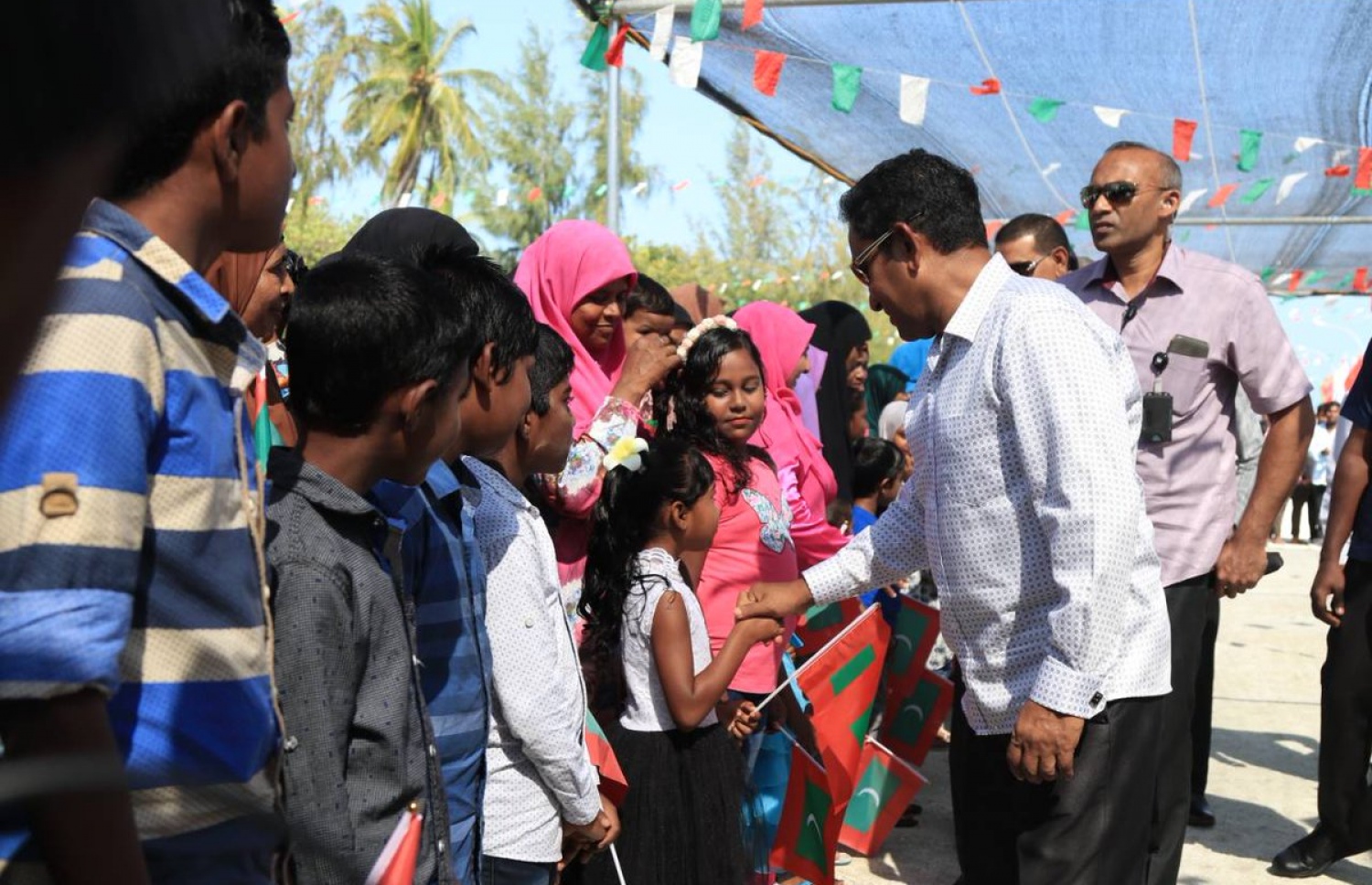 ރައީސް ޔާމީން މާޅެންދު އަށް ވަޑައިގެން ކުޑަކުދިންތަކަކާ ސަލާމްކުރައްވަނީ. --ފޮޓޯ: ރައީސް އޮފީސް