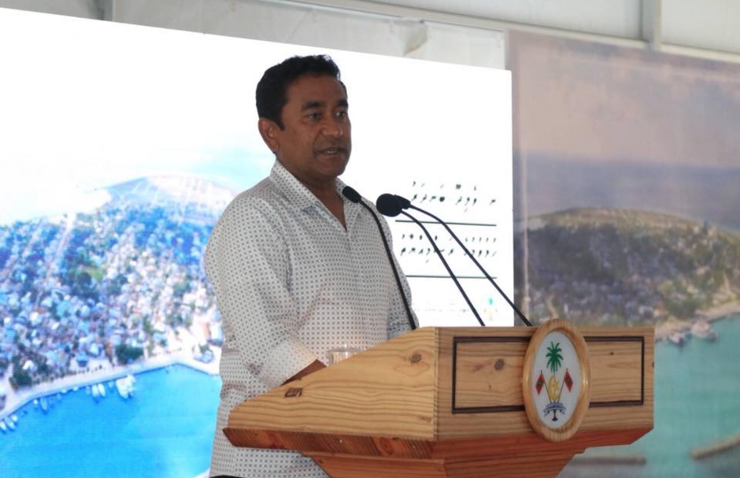 ރައީސް ޔާމީން ވެލިދޫ ރައްޔިތުންނާ ބައްދަލު ކުރައްވައި ވާހަކަފުޅުދައްކަވަނީ. ---ފޮޓޯ: ހައުސިން މިނިސްޓްރީ