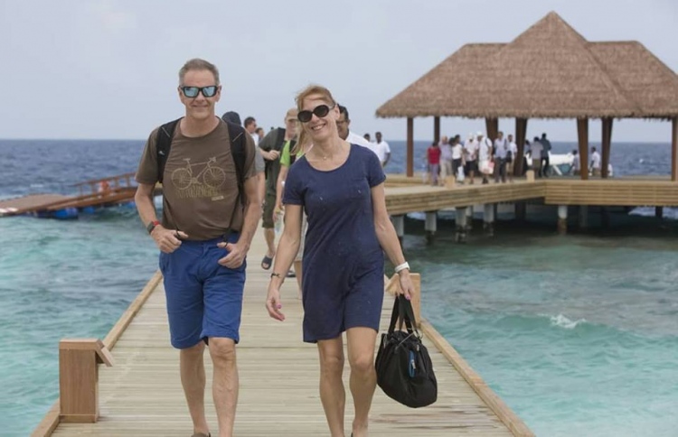 އަލަށް ހެދި "ރީތިފަރު" ކްރިސްމަސްއާ ދިމާކޮށް ހުޅުވައިފި