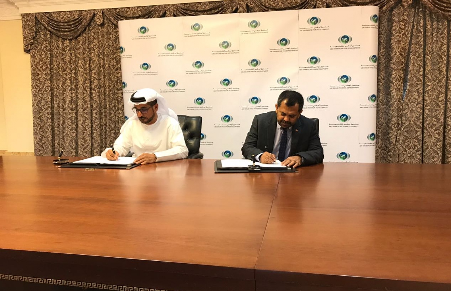 ޓޫރިޒަމް މިނިސްޓަރު ޒަމީރާއި އަބޫދާބީ ފަންޑުގެ ޑިރެކްޓަ ޖެނެރަލް ސައިފް، އެމްއޯޔޫގައި މިއަދު ސޮއިކުރައްވަނީ.