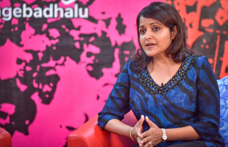 ޔުމްނާ، ޕޮލިހަށް ހާޒިރުވާ ގަޑި ބަދަލެއް ނުކުރި