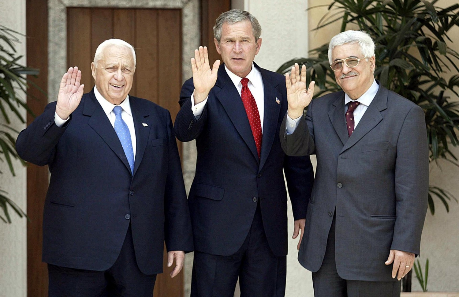 މެދުއިރުމަތީގެ ސުލްހައާ ބެހޭ ގޮތުން، 2003 ވަނަ އަހަރު އެމެރިކާގެ ރައީސް ޖޯޖް ޑަބްލިޔޫ ބުޝް އާއި ފަލަސްތީނުގެ ރައީސް މަހްމޫދު އައްބާސް (ކ) އާއި އިޒްރޭލުގެ ބޮޑުވަޒީރު އެރިއަލް ޝެރޯން (ވ) ބައްދަލު ކުރައްވަނީ.