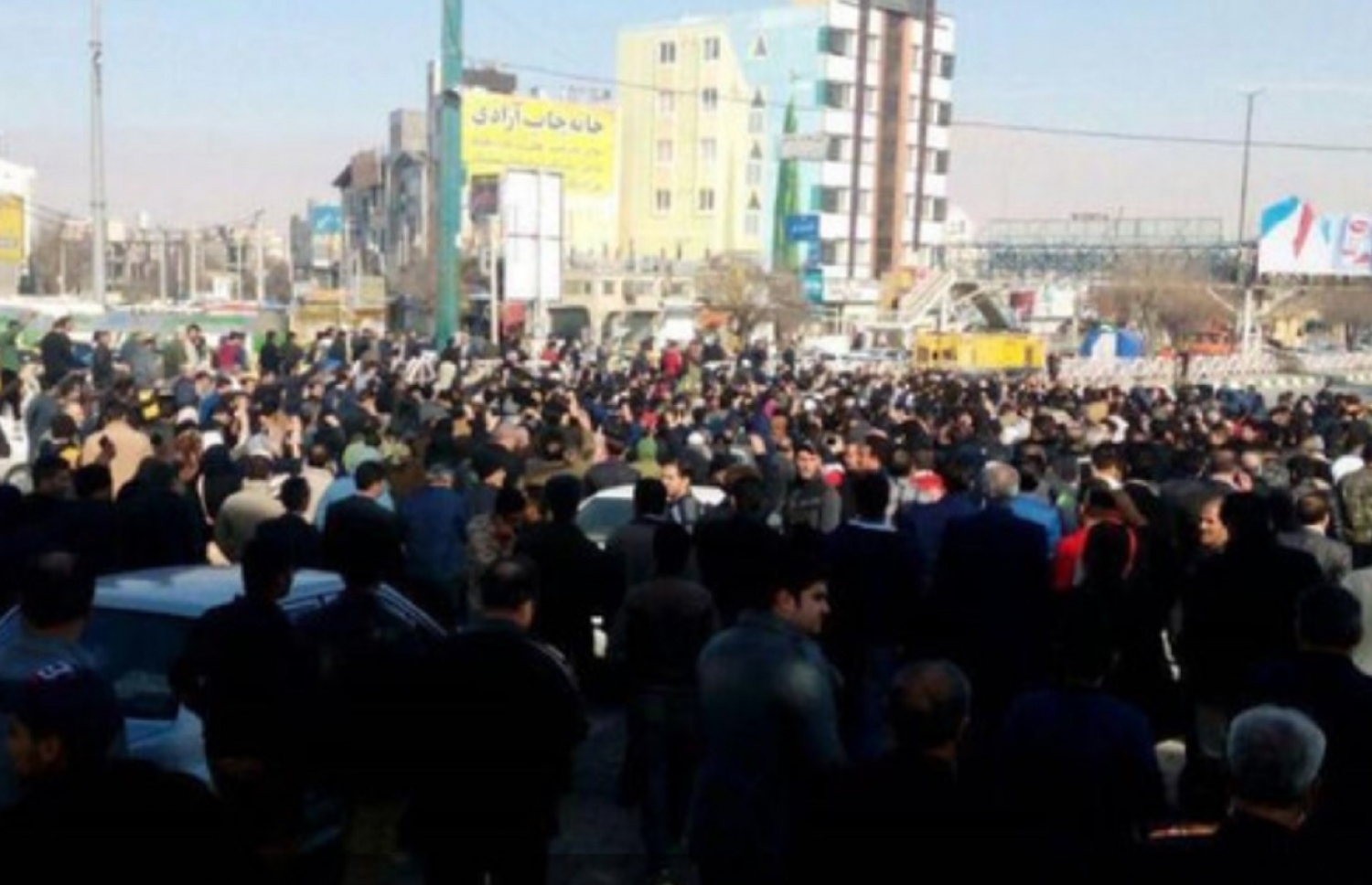 އީރާންގައި މިހާރު ކުރަމުންދާ މުޒާހަރާގެ ބައިވެރިން ޔުނިވަސިޓީއެއްގެ ބޭރުގައި ސަރުކާރާ ދެކޮޅަށް އަޑު އުފުލަނީ