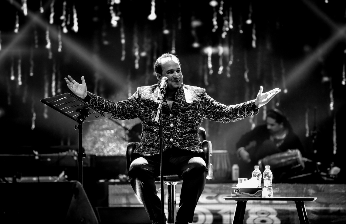 މާލެ: ޑިސެމްބަރު 31، 2017- އާ އަހަރު ފެށުން ފާހަގަކުރަން އަލިމަސް ކާނިވަލުގައި ބޭއްވި ޝޯ ގައި ޕާކިސްތާނުގެ މަޝްހޫރު ލަވަކިޔުންތެރިޔާ ރާހަތު ފާތިހް އަލީ ޚާން ލަވަކިޔަނީ: އޭނާގެ އިތުރުން ބޮލީވުޑްގެ މަޝްހޫރު ލަވަކިޔުންތެރިޔާ މިކާ ސިންގް ވެސް މި ޝޯ ގައި އޯޑިއަންސް ހޭލައްވާލި.---ފޮޓޯ: ނިޝާން އަލީ/މިހާރު