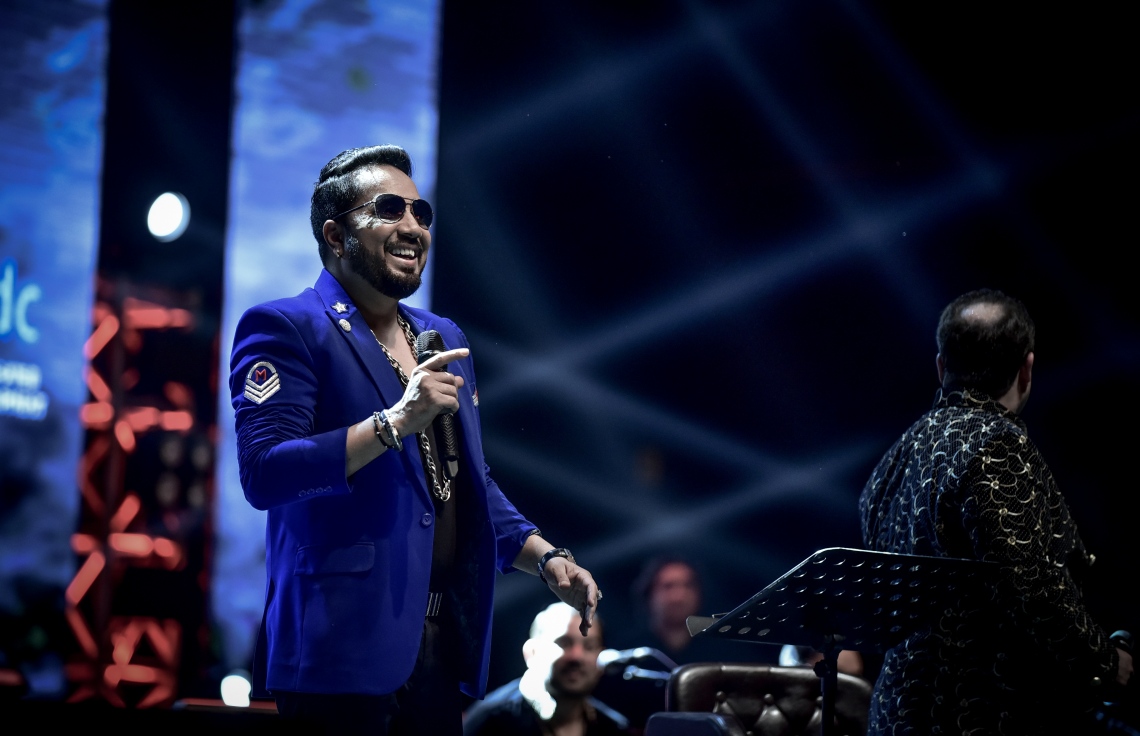 މާލެ: ޑިސެމްބަރު 31، 2017- އާ އަހަރު ފެށުން ފާހަގަކުރަން އަލިމަސް ކާނިވަލުގައި ބޭއްވި މިއުޒިކް ޝޯ ގައި މިކާ ސިންގް ލަވައެއް ހުށަހަޅައިދެނީ: މި ޝޯ އަށް އާންމުންގެ ބޮޑު ތަރުހީބެއް ލިބުނު.---ފޮޓޯ: ނިޝާން އަލީ/މިހާރު