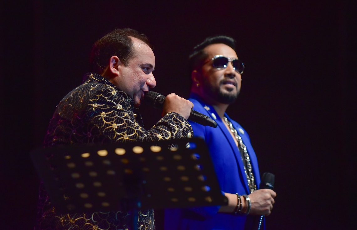 މާލެ: ޑިސެމްބަރު 31، 2017- އާ އަހަރު ފެށުން ފާހަގަކުރަން އަލިމަސް ކާނިވަލުގައި ބޭއްވި ޝޯ ގައި ޕާކިސްތާނުގެ މަޝްހޫރު ލަވަކިޔުންތެރިޔާ ރާހަތު ފާތިހް އަލީ ޚާން ވާހަކަ ދައްކާއިރު، ބޮލީވުޑްގެ މަޝްހޫރު ލަވަކިޔުންތެރިޔާ މިކާ ސިންގް އޭނާއާއެކު ސްޓޭޖުމަތީގައި މަޑުކޮށްލައިގެން.---ފޮޓޯ: ނިޝާން އަލީ/މިހާރު