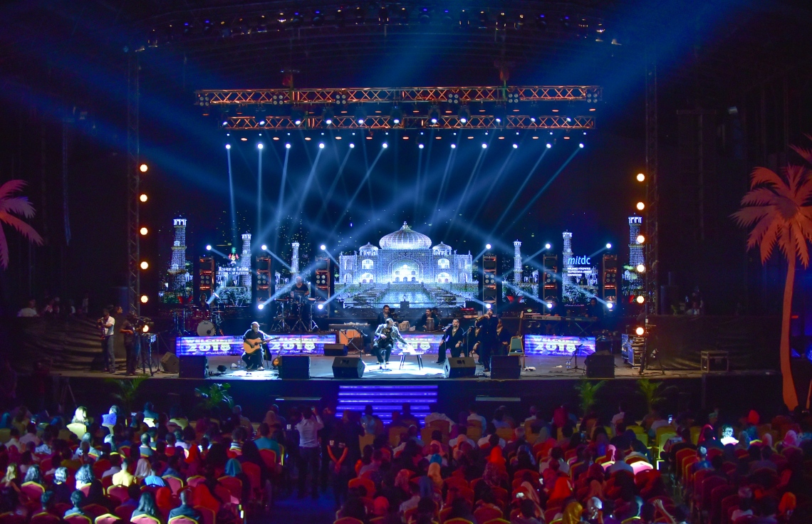 މާލެ: ޑިސެމްބަރު 31، 2017- އާ އަހަރު ފެށުން ފާހަގަކުރަން އަލިމަސް ކާނިވަލުގައި ބޭއްވި މިއުޒިކް ޝޯގެ ތެރެއިން: ޔޫއޭއީގެ ކުންފުންޏެއް ކަމަށްވާ ޕޯޓްފޯލިއޯ މެނޭޖްމެންޓް އެންޑް އިވެންޓްސްއާ ހަވާލުކޮށްގެން ކުރިއަށް ގެންދިޔަ މިއުޒިކް ޝޯގެ ސައުންޑާއި ލައިޓިންގެ ފެންވަރު އެހެން އަހަރުތަކާ އަޅާ ބަލާއިރު މި ފަހަރު ރަނގަޅުކަން، ޝޯ ބޭއްވި އެމްއައިޓީޑީސީން ފާހަގަކުރޭ.---ފޮޓޯ: ނިޝާން އަލީ/މިހާރު