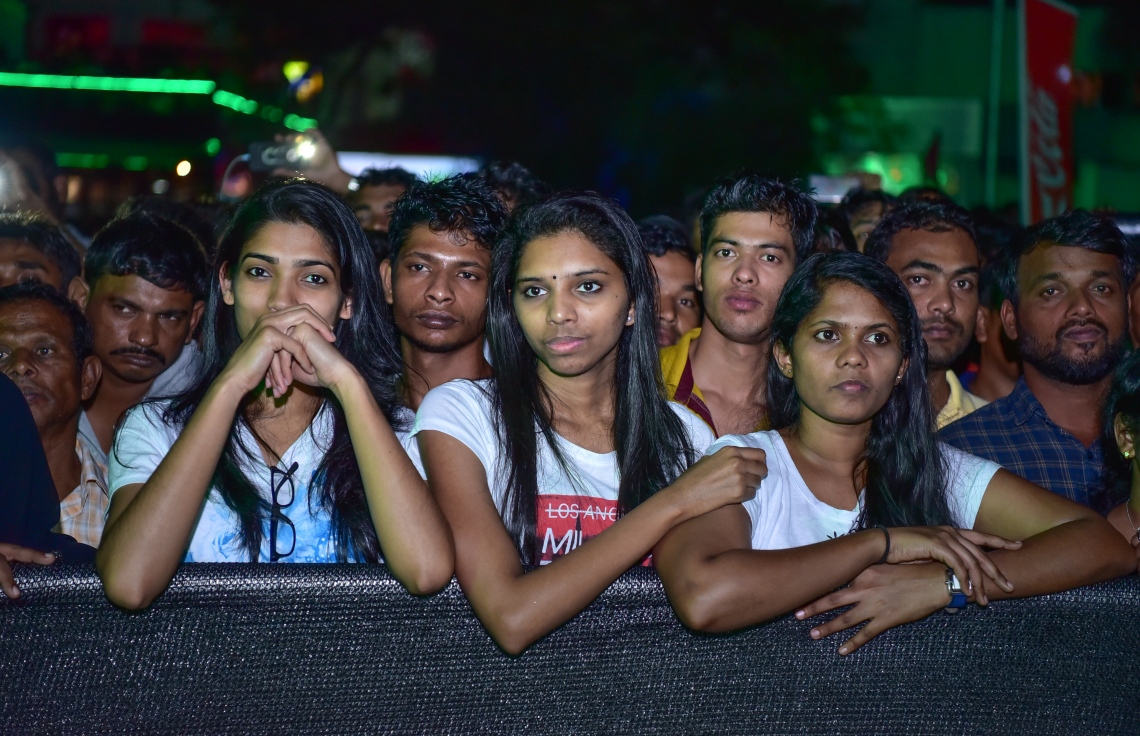 މާލެ: ޑިސެމްބަރު 31، 2017- އާ އަހަރު ފެށުން ފާހަގަކުރަން އަލިމަސް ކާނިވަލުގައި ބޭއްވި ފޯރިގަދަ ޝޯ ބެލުމަށް ދިޔަ ބައެއް ބިދޭސީން: ހަވާއެރުވުމުގެ އިތުރުން ޕާކިސްތާނުގެ މަޝްހޫރު ލަވަކިޔުންތެރިޔާ ރާހަތު ފާތިހް އަލީ ޚާނާއި ބޮލީވުޑްގެ މަޝްހޫރު ލަވަކިޔުންތެރިޔާ މިކާ ސިންގްގެ ލަވަތައް ހުށަހެޅި މި ޝޯ ބެލުމަށް އެތައް ހާސް ބަޔަކު އެއްވި.---ފޮޓޯ: ނިޝާން އަލީ/މިހާރު