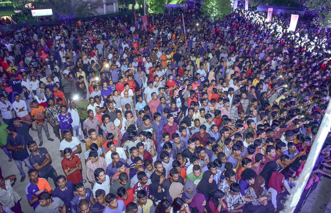 މާލެ: ޑިސެމްބަރު 31، 2017- އާ އަހަރު ފެށުން ފާހަގަކުރަން އަލިމަސް ކާނިވަލުގައި ބޭއްވި ފޯރިގަދަ ޝޯގެ އޯޑިއަންސް: ހަވާއެރުވުމުގެ އިތުރުން ޕާކިސްތާނުގެ މަޝްހޫރު ލަވަކިޔުންތެރިޔާ ރާހަތު ފާތިހް އަލީ ޚާނާއި ބޮލީވުޑްގެ މަޝްހޫރު ލަވަކިޔުންތެރިޔާ މިކާ ސިންގްގެ ލަވަތައް ހުށަހެޅި މި ޝޯ ބެލުމަށް އެތައް ހާސް ބަޔަކު އެއްވި.---ފޮޓޯ: ނިޝާން އަލީ/މިހާރު