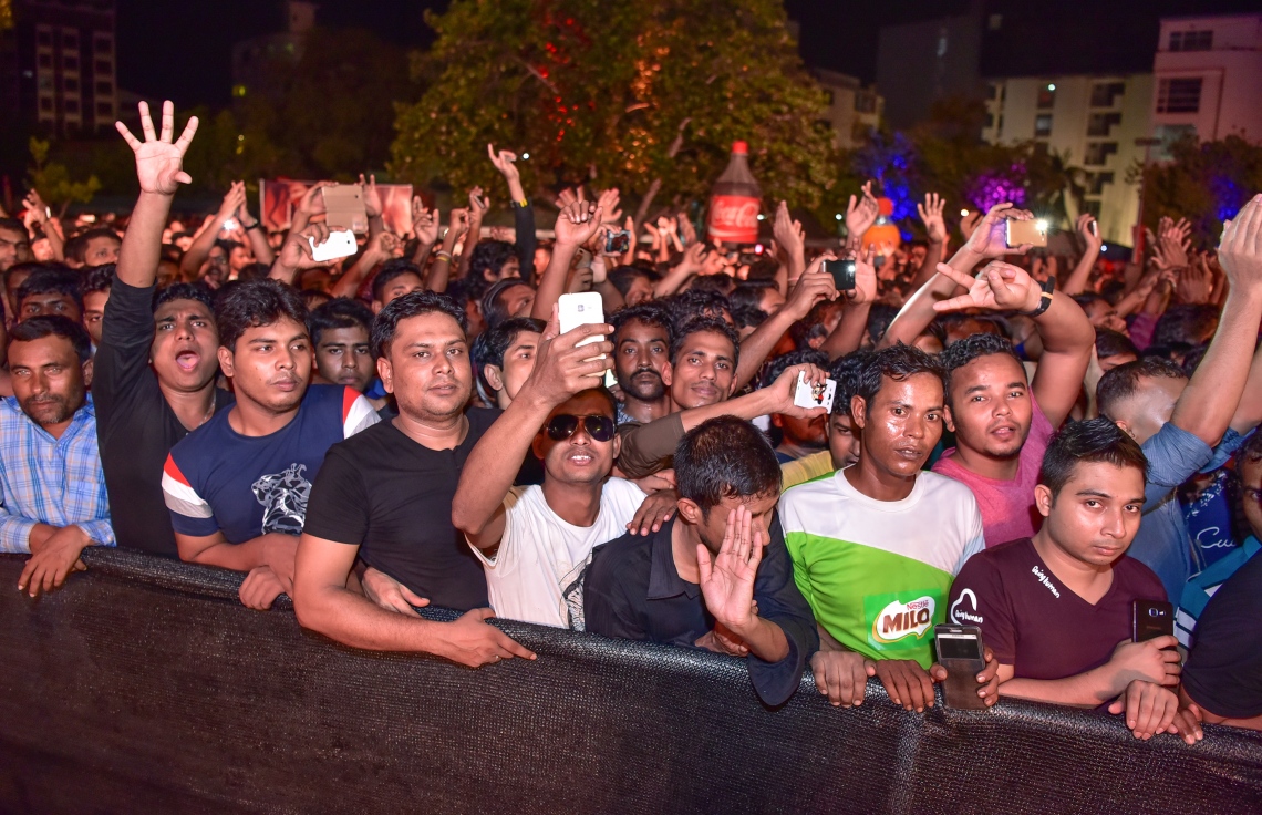 މާލެ: ޑިސެމްބަރު 31، 2017- އާ އަހަރު ފެށުން ފާހަގަކުރަން އަލިމަސް ކާނިވަލުގައި ބޭއްވި ފޯރިގަދަ ޝޯގެ އޯޑިއަންސުން ތަރުހީބު ދެނީ: ހަވާއެރުވުމުގެ އިތުރުން ޕާކިސްތާނުގެ މަޝްހޫރު ލަވަކިޔުންތެރިޔާ ރާހަތު ފާތިހް އަލީ ޚާނާއި ބޮލީވުޑްގެ މަޝްހޫރު ލަވަކިޔުންތެރިޔާ މިކާ ސިންގްގެ ލަވަތައް ހުށަހެޅި މި ޝޯ ބެލުމަށް އެތައް ހާސް ބަޔަކު އެއްވި.---ފޮޓޯ: ނިޝާން އަލީ/މިހާރު