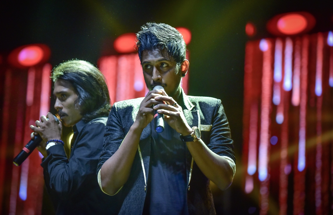 މާލެ: ޑިސެމްބަރު 31، 2017- އާ އަހަރު ފެށުން ފާހަގަކުރަން އަލިމަސް ކާނިވަލުގައި ބޭއްވި ޝޯ ގައި ދިވެހި ބައެއް ފަންނާނުން ލަވަ ކިޔަނީ: އާ އަހަރު ފެށުމާ ދިމާކޮށް ބޭއްވި މި ޝޯ ގައި ހަވާއެރުވުމުގެ އިތުރުން ޕާކިސްތާނުގެ މަޝްހޫރު ލަވަކިޔުންތެރިޔާ ރާހަތު ފާތިހް އަލީ ޚާނާއި ބޮލީވުޑްގެ މަޝްހޫރު ލަވަކިޔުންތެރިޔާ މިކާ ސިންގްގެ ލަވަތައް ހުށަހެޅުން އޮތް.---ފޮޓޯ: ނިޝާން އަލީ/މިހާރު