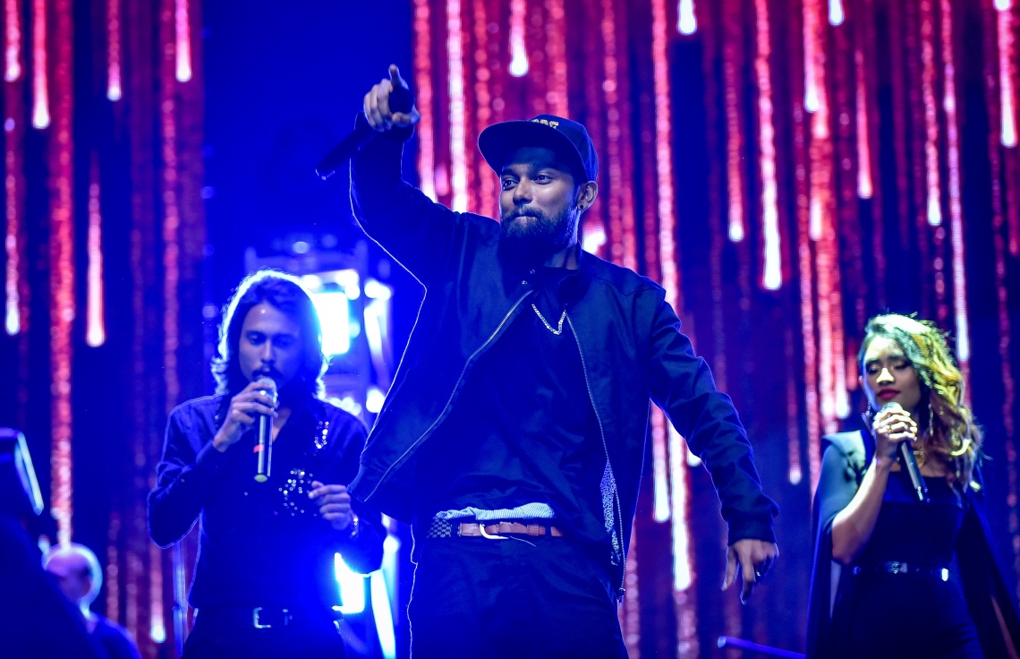 މާލެ: 31 ޑިސެމްބަރު 2017، އާ އަހަރު ފާހަގަކުރަން މިރޭ އަލިމަސްކާނިވަލުގައި ބޭއްވި މިއުޒިކް ޝޯ ގެ ތެެރެއިން ދިވެހި ލަވަކިޔުންތެރިން ލަވަ ހުށަހަޅައިދެނީ، މި ޝޯގައި ޕާކިސްތާނުގެ މަޝްހޫރު ލަވަކިޔުންތެރިޔާ ރާހަތު ފާތިހް އަލީ އާއި ބޮލީވުޑްގެ މަޝްހޫރު ލަވަކިޔުންތެރިޔާ މިކާ ސިންގް ވަނީ ފޯރިގަދަ ލަވަތަކުން މުޅި އޯޑިއަންސް ކައްކުވާލައިފައެވެ--. ފޮޓޯ: ނިޝާން އަލީ/ މިހާރު