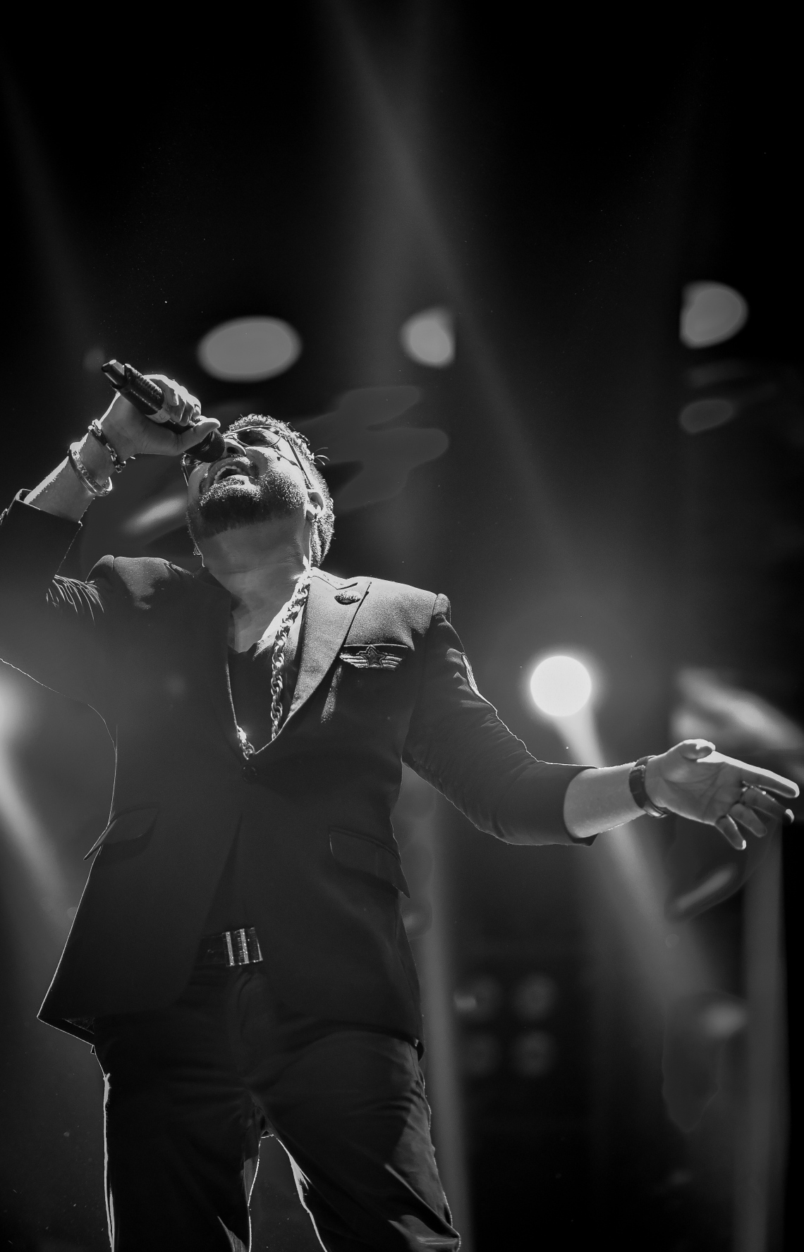 މާލެ: ޑިސެމްބަރު 31، 2017- އާ އަހަރު ފެށުން ފާހަގަކުރަން އަލިމަސް ކާނިވަލުގައި ބޭއްވި މިއުޒިކް ޝޯ ގައި މިކާ ސިންގް ލަވައެއް ހުށަހަޅައިދެނީ: މި ޝޯ އަށް އާންމުންގެ ބޮޑު ތަރުހީބެއް ލިބުނު.---ފޮޓޯ: ނިޝާން އަލީ/މިހާރު