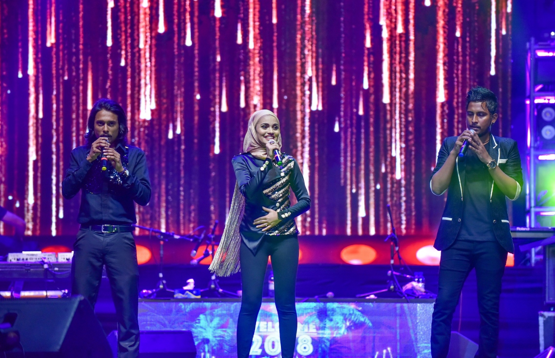 މާލެ: ޑިސެމްބަރު 31، 2017- އާ އަހަރު ފެށުން ފާހަގަކުރަން އަލިމަސް ކާނިވަލުގައި ބޭއްވި ޝޯ ގައި ދިވެހި ތިން ލަވަކިޔުންތެރިއަކު ލަވަ ކިޔަނީ: އާ އަހަރު ފެށުމާ ދިމާކޮށް ބޭއްވި މި ޝޯ ގައި ހަވާއެރުވުމުގެ އިތުރުން ޕާކިސްތާނުގެ މަޝްހޫރު ލަވަކިޔުންތެރިޔާ ރާހަތު ފާތިހް އަލީ ޚާނާއި ބޮލީވުޑްގެ މަޝްހޫރު ލަވަކިޔުންތެރިޔާ މިކާ ސިންގްގެ ލަވަތައް ހުށަހެޅުން އޮތް.---ފޮޓޯ: ނިޝާން އަލީ/މިހާރު