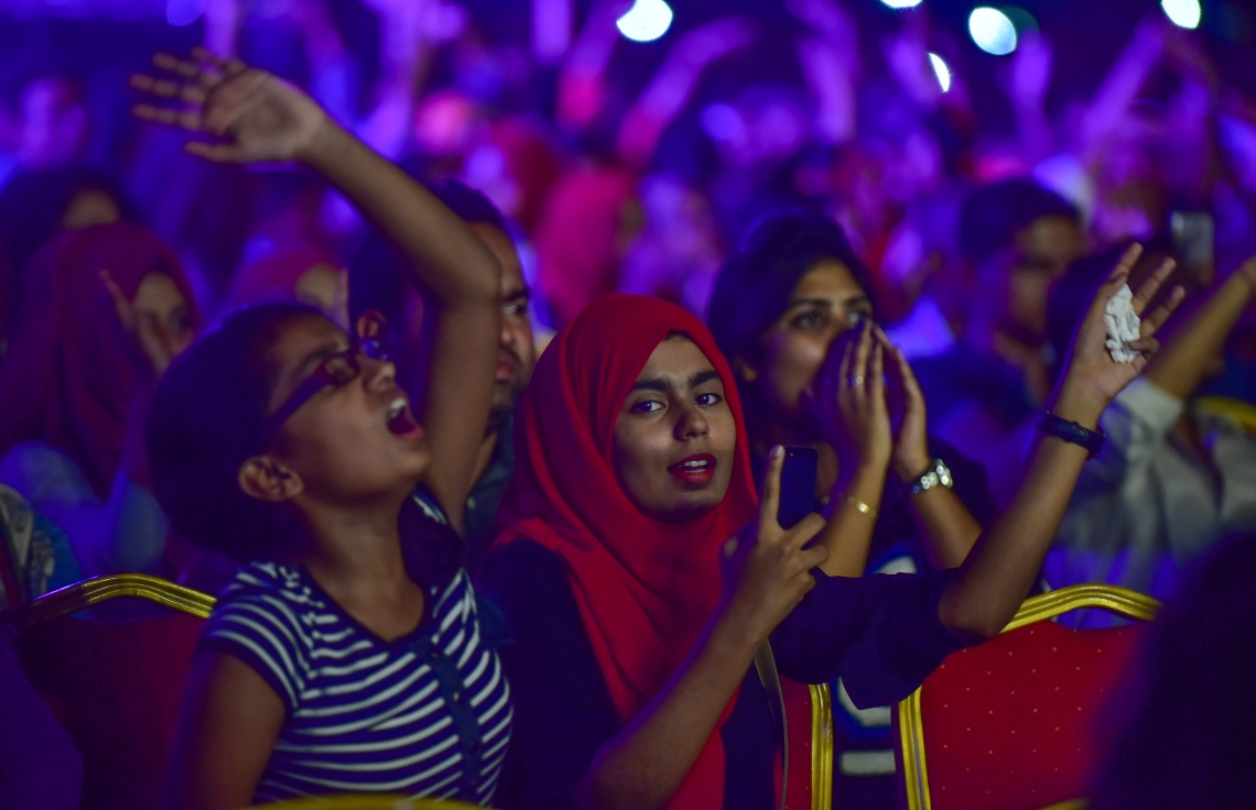 މާލެ: ޑިސެމްބަރު 31، 2017- އާ އަހަރު ފެށުން ފާހަގަކުރަން އަލިމަސް ކާނިވަލުގައި ބޭއްވި ފޯރިގަދަ ޝޯ ގައި ޒުވާނުންތަކެއް ފޯރިނަގަނީ: އާ އަހަރު ފެށުމާ ދިމާކޮށް ބޭއްވި މި ޝޯ ގައި ހަވާއެރުވުމުގެ އިތުރުން ޕާކިސްތާނުގެ މަޝްހޫރު ލަވަކިޔުންތެރިޔާ ރާހަތު ފާތިހް އަލީ ޚާނާއި ބޮލީވުޑްގެ މަޝްހޫރު ލަވަކިޔުންތެރިޔާ މިކާ ސިންގްގެ ލަވަތައް ހުށަހެޅުން އޮތް.---ފޮޓޯ: ނިޝާން އަލީ/މިހާރު