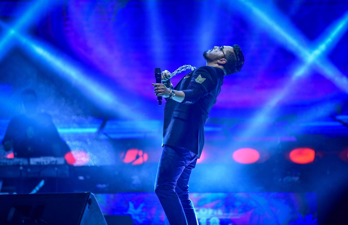 މާލެ: ޑިސެމްބަރު 31، 2017- އާ އަހަރު ފެށުން ފާހަގަކުރަން އަލިމަސް ކާނިވަލުގައި ބޭއްވި މިއުޒިކް ޝޯ ގައި މިކާ ސިންގް ލަވައެއް ހުށަހަޅައިދެނީ: މި ޝޯ އަށް އާންމުންގެ ބޮޑު ތަރުހީބެއް ލިބުނު.---ފޮޓޯ: ނިޝާން އަލީ/މިހާރު