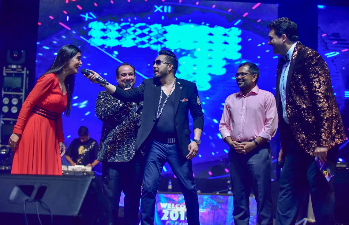 މާލެ: ޑިސެމްބަރު 31، 2017- އާ އަހަރު ފެށުން ފާހަގަކުރަން އަލިމަސް ކާނިވަލުގައި ބޭއްވި މިއުޒިކް ޝޯ ހުށަހަޅައިދިން އަންހެން ޕްރެޒެންޓަރާ، މިކާ ސިންގް ވާހަކަ ދައްކާއިރު ޓޫރިޒަމް މިނިސްޓަރު ޒަމީރު ސްޓޭޖްމަތީގައި މަޑުކޮށްލައްވައިގެން: ރާއްޖޭގެ ޓޫރިޒަމް އިޝްތިހާރު ކުރަން، ސަރުކާރާއި އެ ދާއިރާ ގުޅިގެން 2018 ގައި 100 މިލިއަން ރުފިޔާ ހޭދަކުރަން ނިންމާފައިވާ ކަމަށް މިނިސްޓަރު ޒަމީރު މިރޭ ވިދާޅުވި..---ފޮޓޯ: ނިޝާން އަލީ/މިހާރު