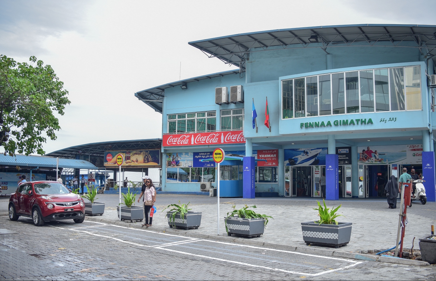 ހުޅުމާލެ ފެރީ ޓާމިނަލް ކުރިމަތީގައި އަލަށް ހެދި ޓެކްސީ މަޑުކުރާ ޒޯން. އެ ތަން ހެދި ނަމަވެސް ގިނަ ޓެކްސީތައް މަޑުކުރަނީ ޓާމިނަލަށް ވަންނަ ދޮރުމަތީގައި. ފޮޓޯ: ނިޝާން އަލީ /މިހާރު