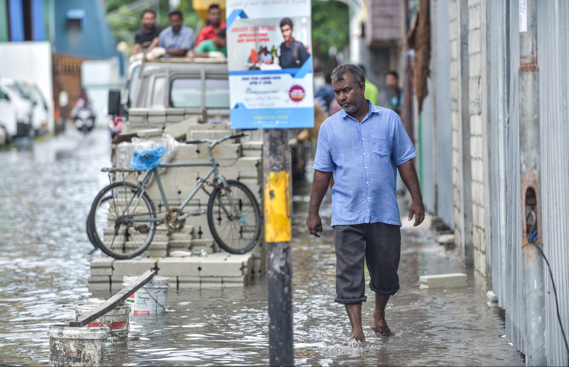 މާލެ: ޖެނުއަރީ 3، 2018- ރޭ ފަތިހު މާލެއަށް ކުރި ވިއްސާރާގައި ފެންބޮޑުވެފައިވާ މަގަކުން މީހަކު ހިނގާފައި ދަނީ: މާލޭގެ ބައެއް މަގުތައް ރަނގަޅު ފެންވަރަކަށް ހަދައި، ފެން ހިންދާ ނިޒާމު އަލުން ގާއިމްކުރި ނމަަވެސް ފެންބޮޑުވުމުގެ މައްސަލައަށް ހައްލެއް ނުލިބޭ.---ފޮޓޯ: ނިޝާން އަލީ/މިހާރު