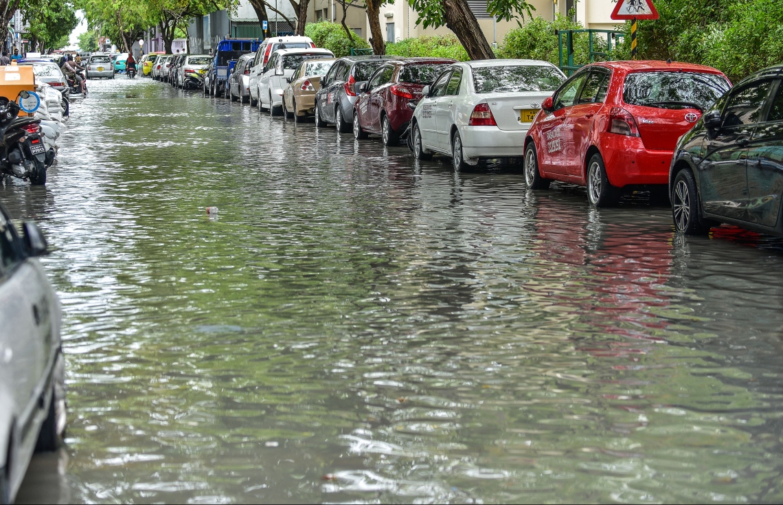 މާލެ: ޖެނުއަރީ 3، 2018- ރޭ ފަތިހު މާލެއަށް ކުރި ވިއްސާރާގައި ފެންބޮޑުވެފައިވާ މަގެއްގެ ދެ ފަރާތުގައި ވެހިކަލްތައް ޕާކްކޮށްފައި: މާލޭގެ ބައެއް މަގުތައް ރަނގަޅު ފެންވަރަކަށް ހަދައި، ފެން ހިންދާ ނިޒާމު އަލުން ގާއިމްކުރި ނމަަވެސް ފެންބޮޑުވުމުގެ މައްސަލައަށް ހައްލެއް ނުލިބޭ.---ފޮޓޯ: ނިޝާން އަލީ/މިހާރު