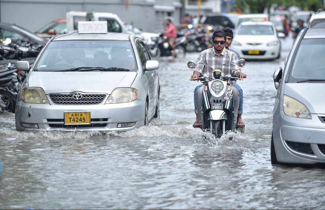 މާލެ: ޖެނުއަރީ 3، 2018- ރޭ ފަތިހު މާލެއަށް ކުރި ވިއްސާރާގައި ފެންބޮޑުވެފައިވާ މަގެއްގައި ވެހިކަލްތަކެއް ދުއްވާފައި ދަނީ: ރޭ ފަތިހުން ފެށިގެން ހެނދުނު އަށެއް ޖެހުމާ ހަމައަށް މެދުނުކެނޑި ކުރި ވިއްސާރާގައި މާލޭގެ ބައެއް މަގުތަކުގައި ފެންބޮޑުވެ، އާންމުންނަށް ދަތިތައް ކުރިމަތިވި.---ފޮޓޯ: ނިޝާން އަލީ/މިހާރު