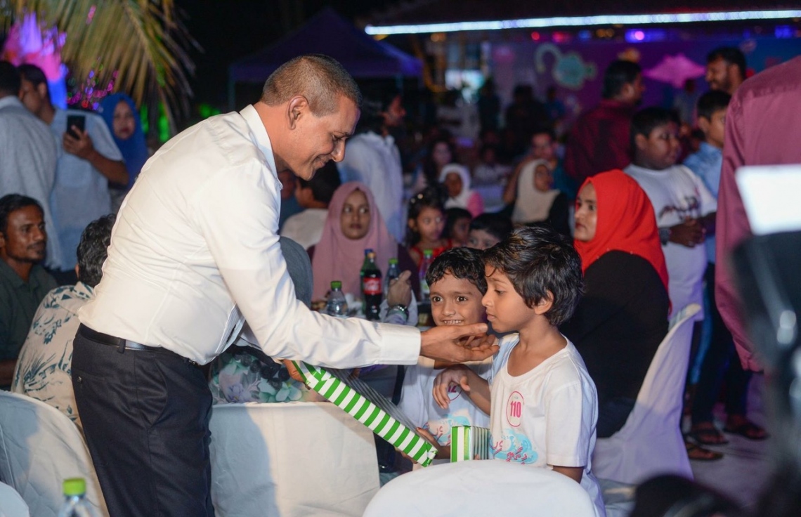 ހުޅުމާލެ: ޖެނުއަރީ 3، 2018- ސޮދަގާތު ފައުންޑޭޝަނުން އިންތިޒާމްކޮށްގެން ބޭއްވި މިދިޔަ އަހަރުގެ ހިތާނީ ފެސްޓިވަލް ނިންމުމުގެ ރަސްމިއްޔާތުގައި، އެމްޑީއޭގެ ލީޑަރު އަދި މީދޫ ދާއިރާގެ މެމްބަރު އަހުމަދު ސިޔާމް، އެ ފެސްޓިވަލްގައި ބައިވެރި ކުއްޖަކަށް ހަދިޔާއެއް ދެއްވަނީ.---ފޮޓޯ: އެމްޑީއޭ