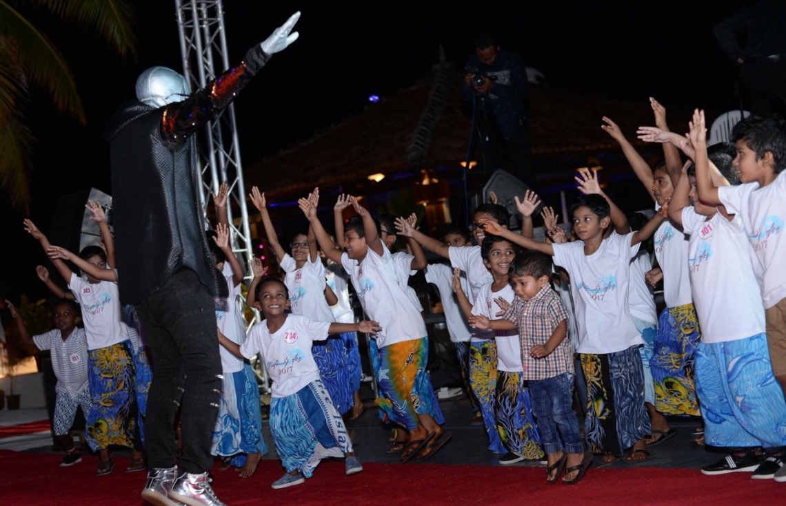 ހުޅުމާލެ: ޖެނުއަރީ 3 2018- ސޮދަގާތު ފައުންޑޭޝަނުން އިންތިޒާމްކޮށްގެން ބޭއްވި މިދިޔަ އަހަރުގެ ހިތާނީ ފެސްޓިވަލް ނިންމުމުގެ ހަފުލާގައި، މަޝްހޫރު ލަވަކިޔުންތެރިޔާ ސަމީއު ލަވަ ކިޔާއިރު، އެ ހިތާނީ ފެސްޓިވަލްގައި ބައިވެރިވި ބައެއް ކުދިން އޭނާއާ އެކު ބައިވެރިވަނީ.---ފޮޓޯ: އެމްޑީއޭ