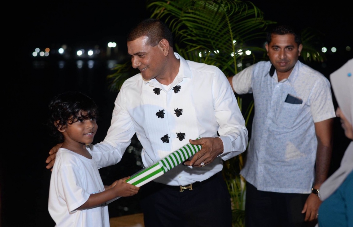 ހުޅުމާލެ: ޖެނުއަރީ 3، 2018- ސޮދަގާތު ފައުންޑޭޝަނުން އިންތިޒާމްކޮށްގެން ބޭއްވި މިދިޔަ އަހަރުގެ ހިތާނީ ފެސްޓިވަލް ނިންމުމުގެ ރަސްމިއްޔާތުގައި، އެމްޑީއޭގެ ލީޑަރު އަދި މީދޫ ދާއިރާގެ މެމްބަރު އަހުމަދު ސިޔާމް، އެ ފެސްޓިވަލްގައި ބައިވެރި ކުއްޖަކަށް ހަދިޔާއެއް ދެއްވަނީ.---ފޮޓޯ: އެމްޑީއޭ