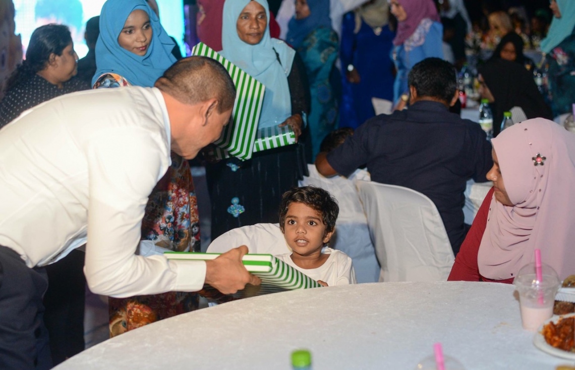 ހުޅުމާލެ: ޖެނުއަރީ 3، 2018- ސޮދަގާތު ފައުންޑޭޝަނުން އިންތިޒާމްކޮށްގެން ބޭއްވި މިދިޔަ އަހަރުގެ ހިތާނީ ފެސްޓިވަލް ނިންމުމުގެ ރަސްމިއްޔާތުގައި، އެމްޑީއޭގެ ލީޑަރު އަދި މީދޫ ދާއިރާގެ މެމްބަރު އަހުމަދު ސިޔާމް، އެ ފެސްޓިވަލްގައި ބައިވެރި ކުއްޖަކަށް ހަދިޔާއެއް ދެއްވަނީ.---ފޮޓޯ: އެމްޑީއޭ