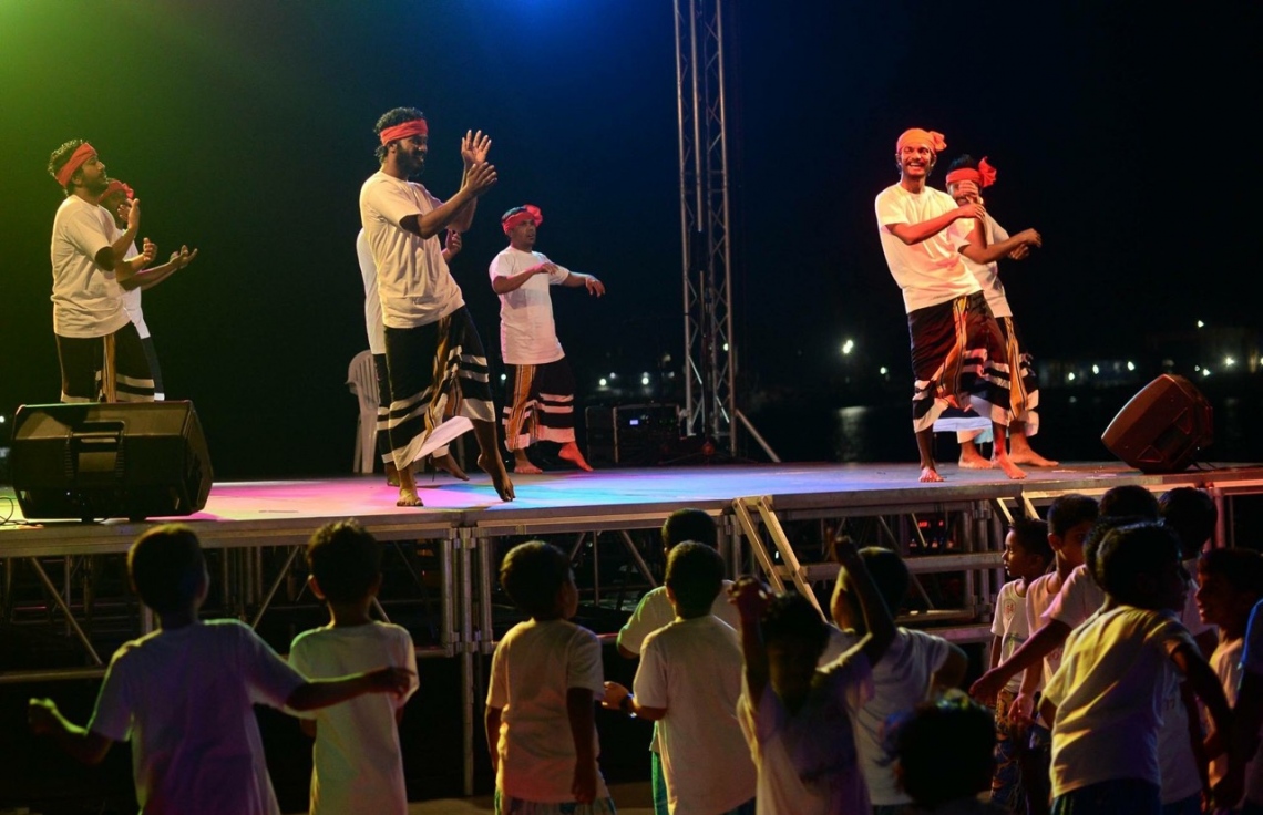 ހުޅުމާލެ: ޖެނުއަރީ 3، 2018- ސޮދަގާތު ފައުންޑޭޝަނުން އިންތިޒާމްކޮށްގެން ބޭއްވި މިދިޔަ އަހަރުގެ ހިތާނީ ފެސްޓިވަލް ނިންމުމުގެ ހަފުލާގައި މުނިފޫހިފިވުމުގެ ހަރަކާތެއް ހުށަހަޅައިދެނީ: މި ފެސްޓިވަލްގައި 400 އަށް ވުރެ ގިނަ ކުދިން ހިތާނުކުރި.---ފޮޓޯ: އެމްޑީއޭ