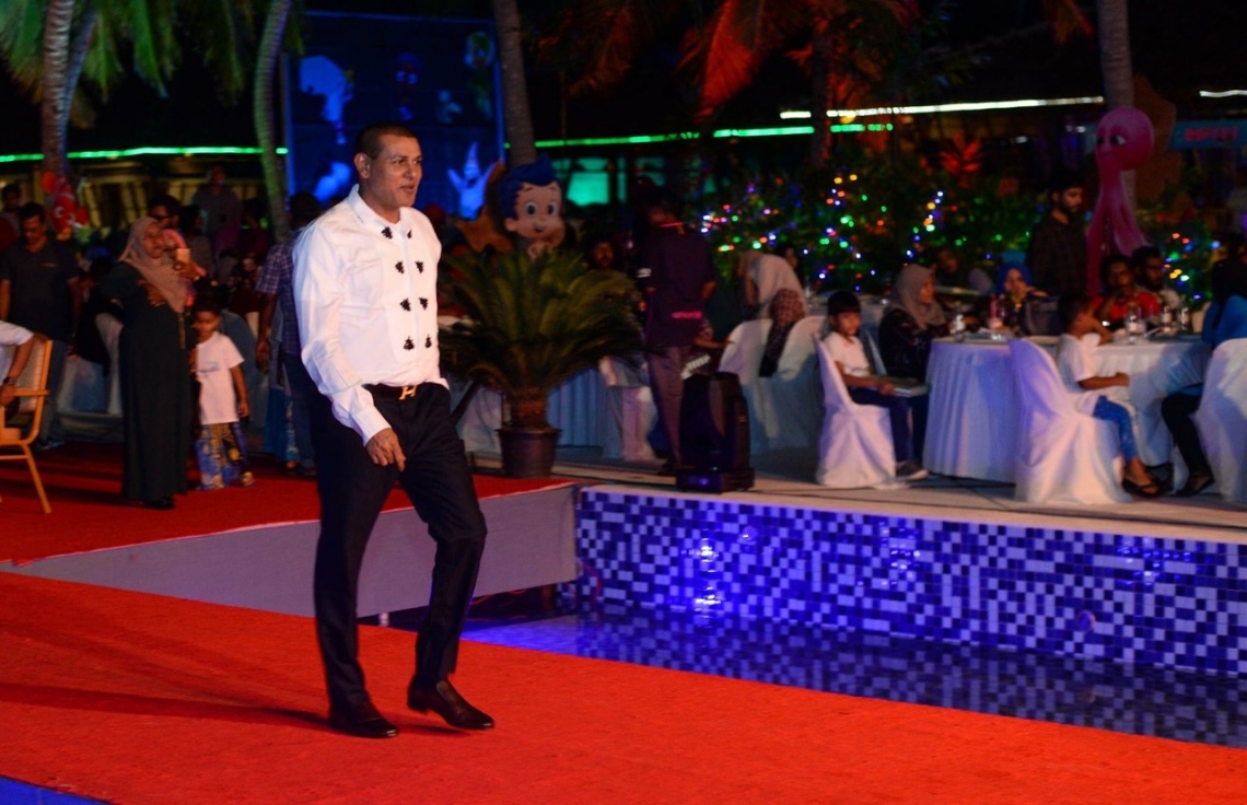 ހުޅުމާލެ: ޖެނުއަރީ 3، 2018- ސޮދަގާތު ފައުންޑޭޝަނުން އިންތިޒާމްކޮށްގެން ބޭއްވި މިދިޔަ އަހަރުގެ ހިތާނީ ފެސްޓިވަލް ނިންމުމުގެ ހަފުލާގައި، އެމްޑީއޭގެ ލީޑަރު އަދި މީދޫ ދާއިރާގެ މެމްބަރު އަހުމަދު ސިޔާމް ބައިވެރިވެވަޑައިގަންނަވަނީ.---ފޮޓޯ: އެމްޑީއޭ