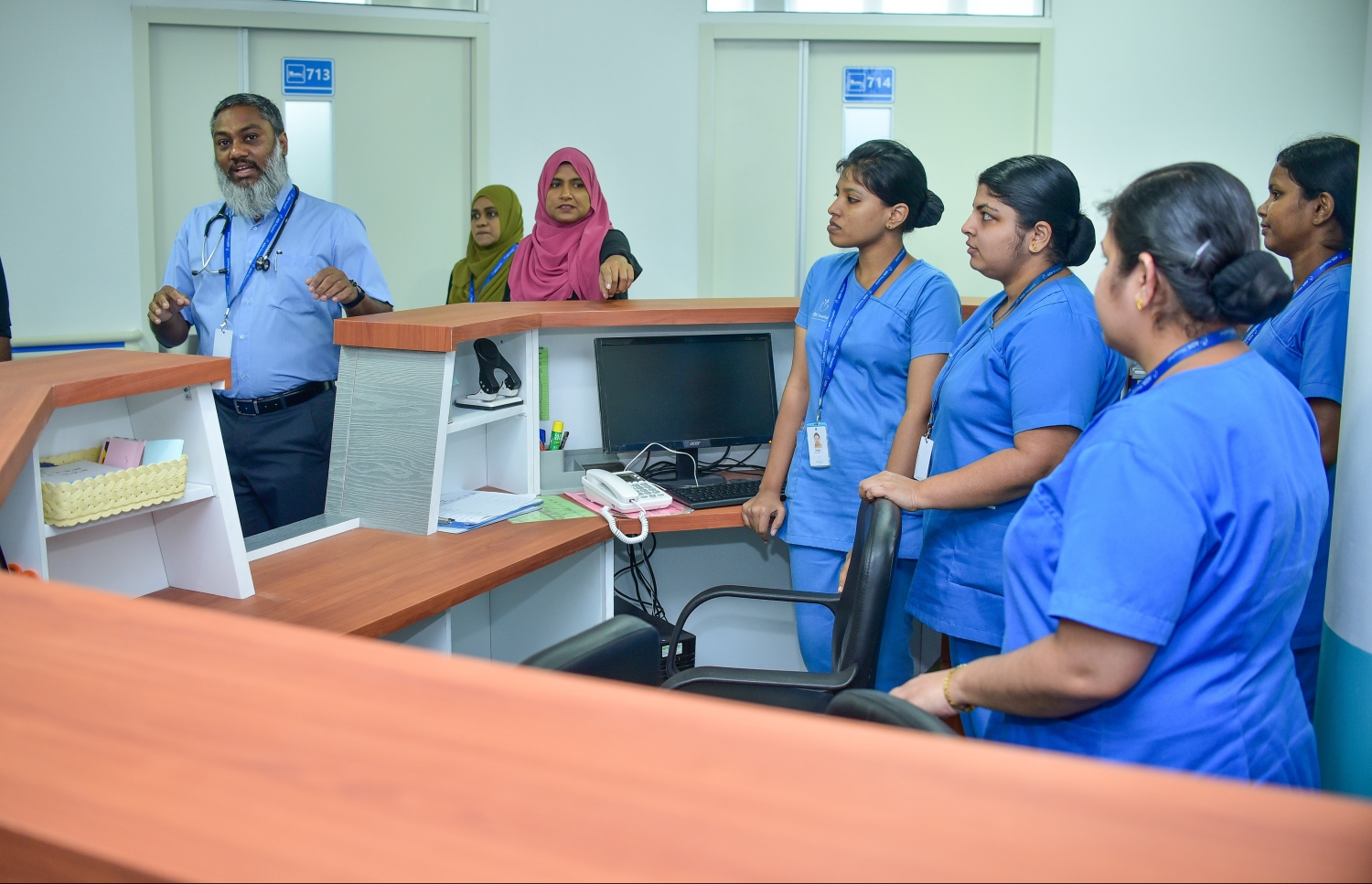 އާ އިމާރާތާ ގުޅޭ ގޮތުން އޭޑީކޭގެ ޑޮކްޓަރު ނިޔާފް މައުލޫމާތު ދެއްވާއިރު އެ ހޮސްޕިޓަލުގެ ބައެއް ނަރުހުން މަޑުކޮށްލައިގެން-- މިހާރު ފޮޓޯ: ނިޝާން އަލީ