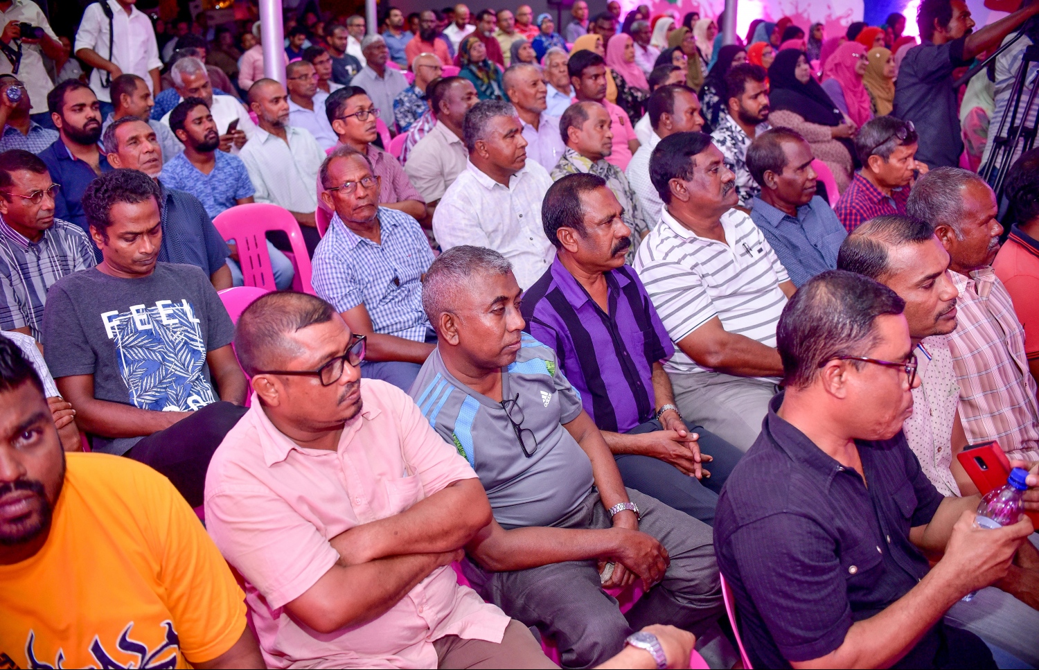 ޕީޕީއެމުން މިރޭ ބޭއްވި ޖަލްސާގައި ބައިވެރިވި ބައެއް މީހުން.---ފޮޓޯ: ނިޝާން އަލީ/މިހާރު