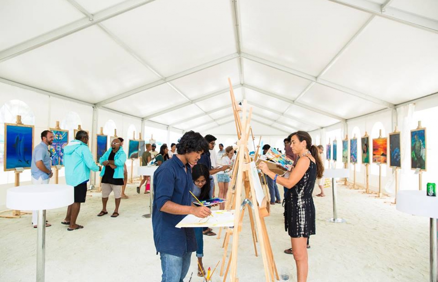 ކަޑިންމަ ރިސޯޓުގެ ކުލަ އާޓް ފެސްޓިވަލުގަި ކުރަހަނީ.-- ފޮޓޯ: ކަޑިންމަ މޯލްޑިވްސް