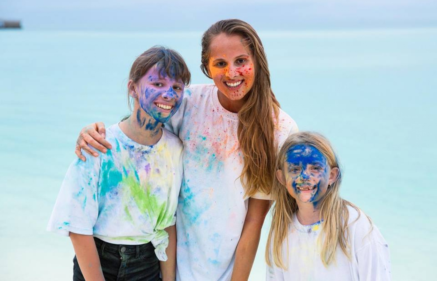 ކަޑިންމަ ރިސޯޓުގެ ކުލަ އާޓް ފެސްޓިވަލް ޓޫރިސްޓުންތަކެއް މޫނުގައި ކުލަ އުނގުޅައިގެން.-- ފޮޓޯ: ކަޑިންމަ މޯލްޑިވްސް