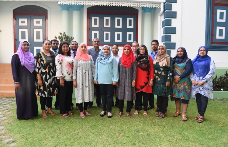 ފަސްޓް ލޭޑީ، ޕްރިންސިޕަލުންނާ ބައްދަލުކުރައްވައިފި